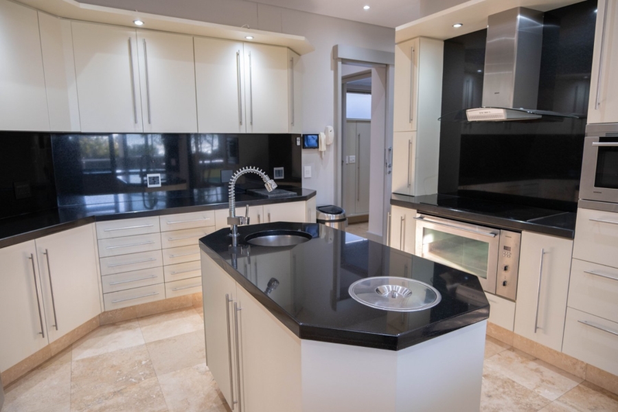 To Let 5 Bedroom Property for Rent in Llandudno Western Cape